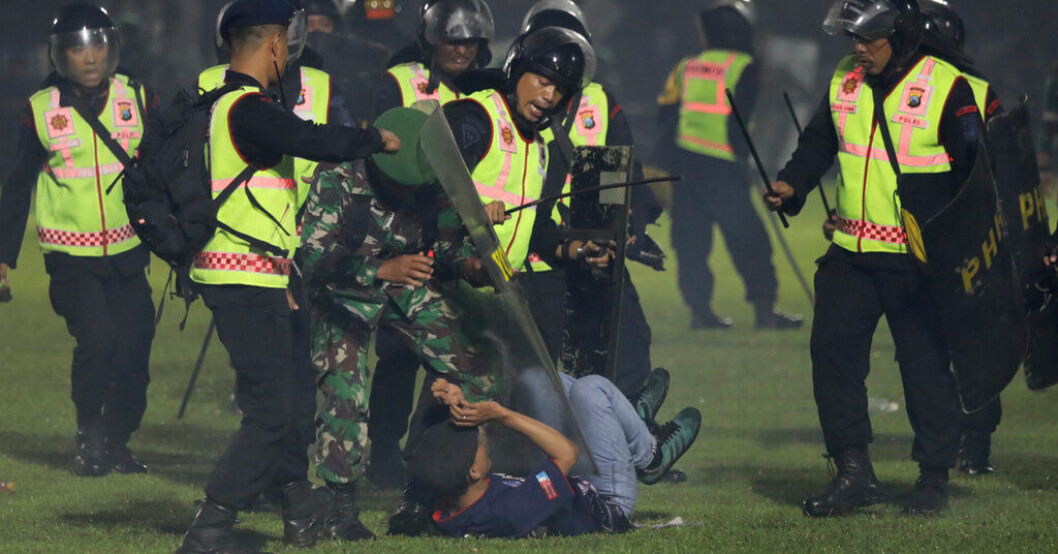 En polis har dömts till 18 års fängelse för fotbollstragedin i Indonesien då 135 personer, varav 40 barn, dog. Arkivbild. Polis döms till fängelse efter fotbollstragedin