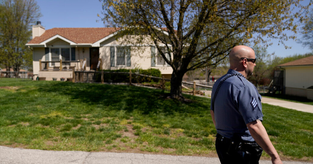 En polis utanför det hus i Kansas City där 16-årige Ralph Yarl ringde på och blev skjuten i huvudet. Bilden togs i måndags. Blev skjutna – för att de hamnat fel