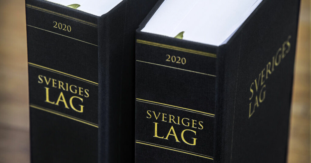 En polisanställd åtalas sedan hon i sin bil jagat fyra pojkar på cyklar. Arkivbild. Polisanställd i bil jagade barn – åtalas
