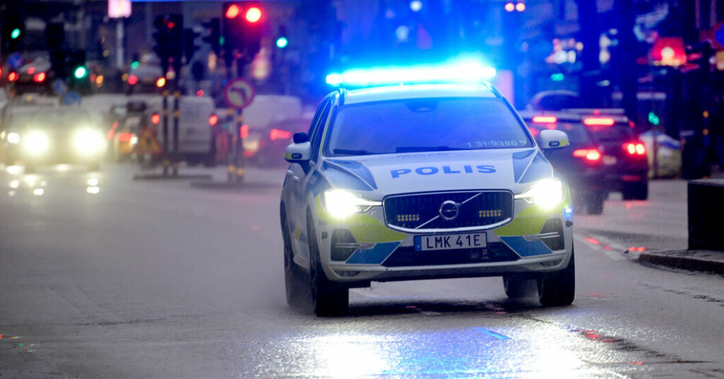 En polisbil på en bild tagen i ett annat sammanhang. Arkivbild. Polisbil körde in i husfasad