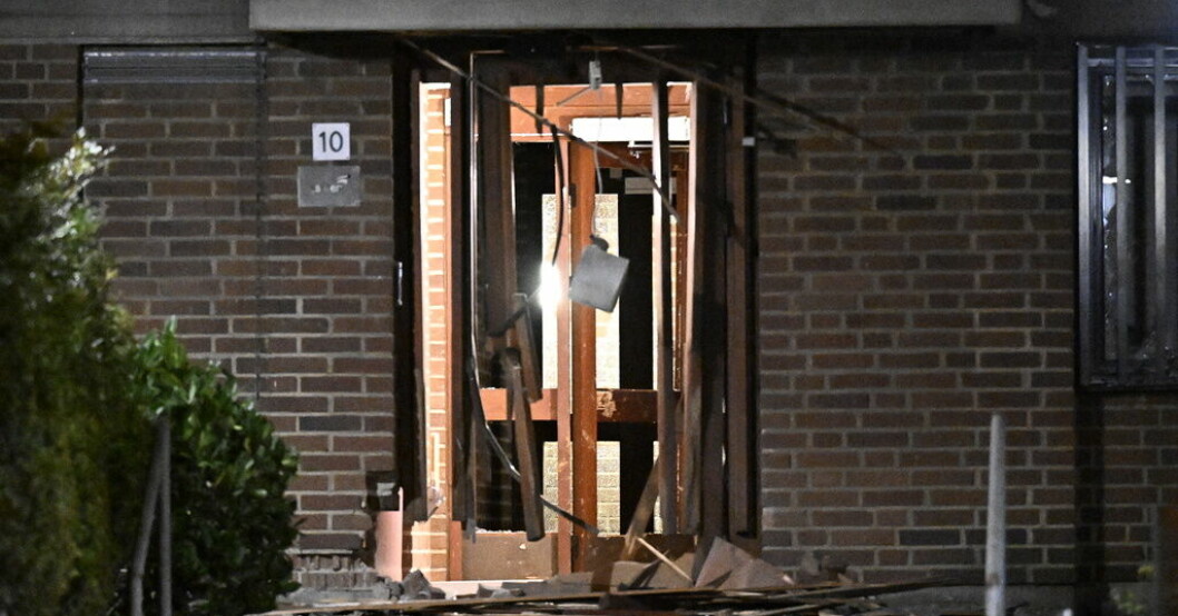 En port till ett flerfamiljshus i Helsingborg förstördes i en detonation natten till måndagen. Port i Helsingborg sprängd