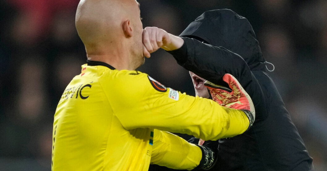 En PSV-supporter slog Sevillas målvakt Marko Dmitrovic under torsdagens Europa League-match. Uefa startar utredning efter målvaktsattack