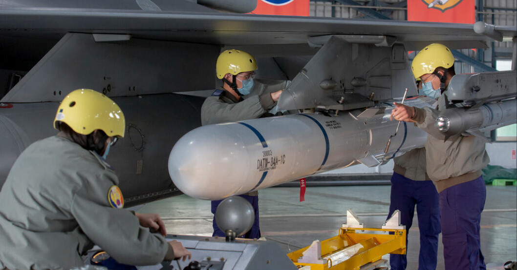 En robot monteras på en vinge på ett stridsplan F-16 på militärbasen Chiayi i sydvästra Taiwan. Arkivbild. USA godkänner vapenförsäljning till Taiwan