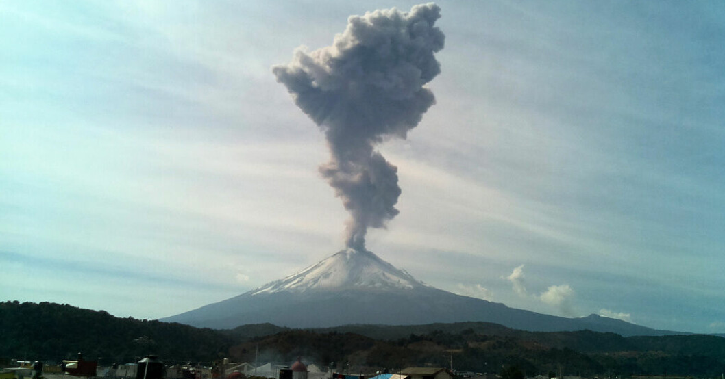 En rökpelare stiger upp från vulkanen Popocatépetl vid ett utbrott 2014. Mexiko på helspänn när Popocatépetl mullrar