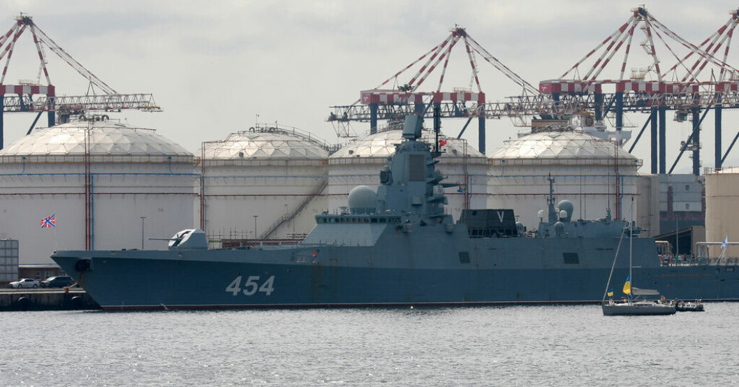 En segelbåt med den ukrainska flaggan protesterar mot den ryska fregatten Amiral Gorsjkov, på väg mot övningarna. Bild från i tisdags. Ryssland och Kina testar robot i Sydafrika