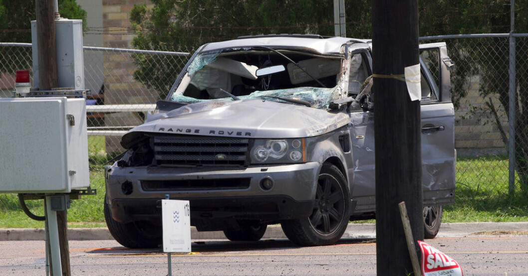 En skadad bil nära busshållplatsen i Brownsville i Texas där minst sju personer blev ihjälkörda på söndagen. Bilförare i Texas misstänks för dråp