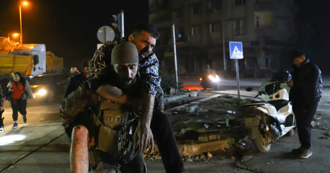 En soldat bär en skadad man efter de senaste skalven i Hatay i Turkiet. "Det kändes som att jorden öppnade sig"