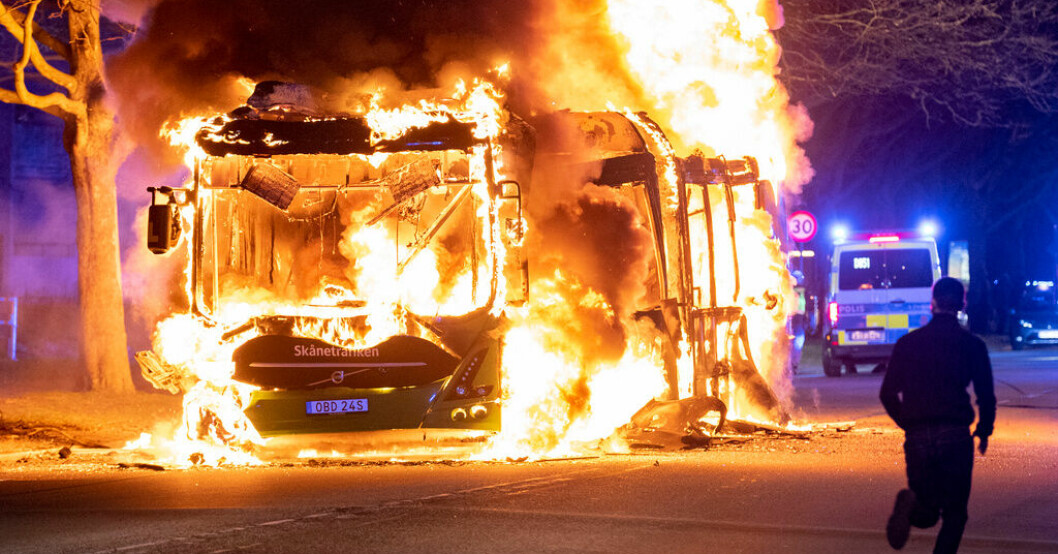 En stadsbuss i brand i Rosengård i Malmö den 16 april förra året. Nu väcks de första åtalen efter händelserna i Rosengård. Arkivbild. Elva åtalas efter påskupploppen i Rosengård