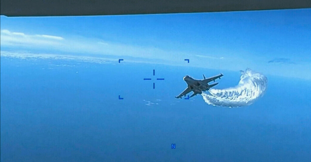 En stillbild från det videoklipp av drönarincidenten som USA offentliggjort. Det ryska stridsflygplanet ses börja dumpa bränsle när det närmar sig drönaren. USA släpper video från drönarincidenten