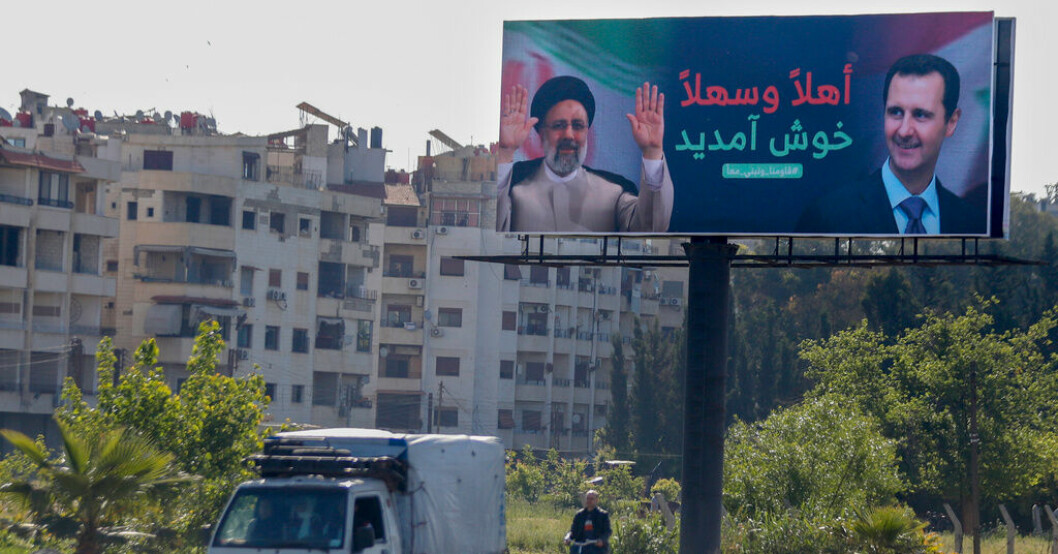 En stor skylt välkomnar Irans president Ebrahim Raisi till Damaskus på onsdagen. Irans president i Syrien – första mötet på 12 år