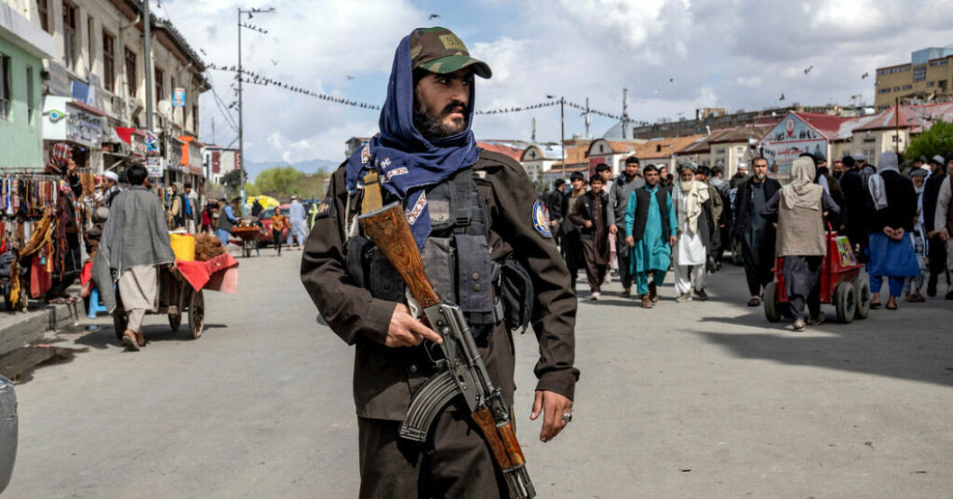 En talibansoldat står vakt vid en fredagsbön i Kabul i mars. Arkivbild. FN: Talibanerna tvingar oss att välja