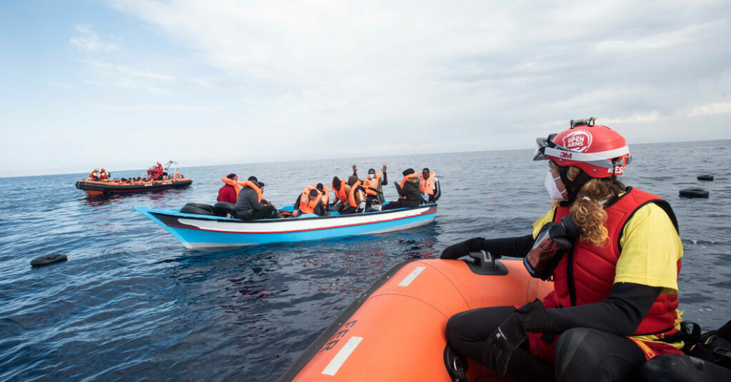 En träbåt med 28 migranter eller flyktingar plockas upp av räddningsarbetare utanför Libyens kust i mars 2022. Arkivbild. Italien: Ryskt tryck bakom migrationsvågen