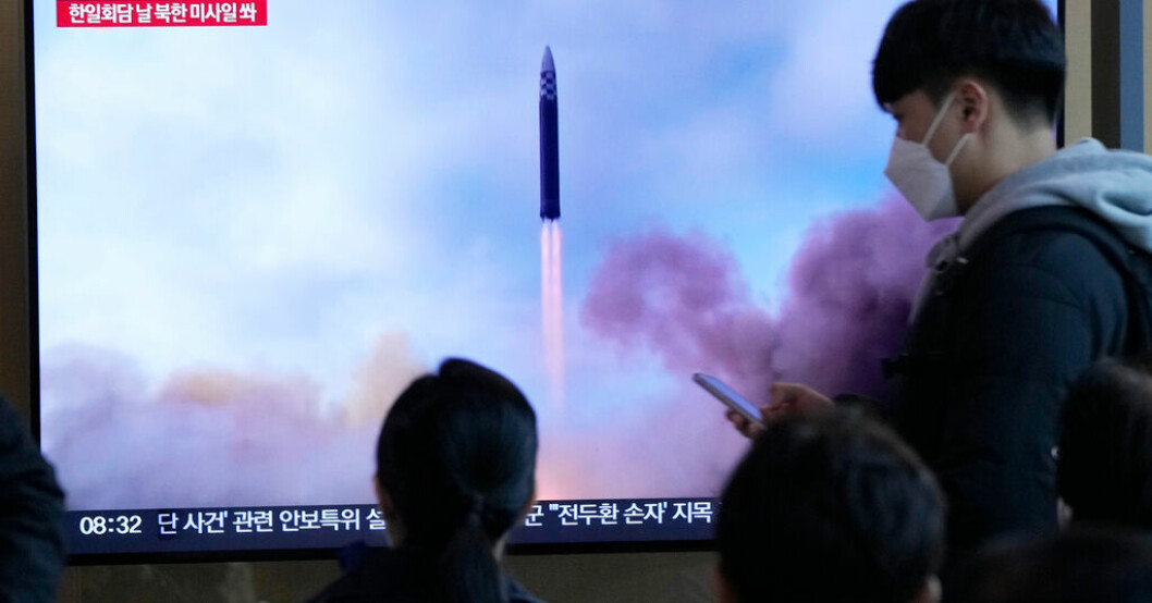 En tv-skärm i Seoul i Sydkorea visar en nordkoreanskt robottest tidigare i mars. Japaner tog skydd efter nytt robotlarm