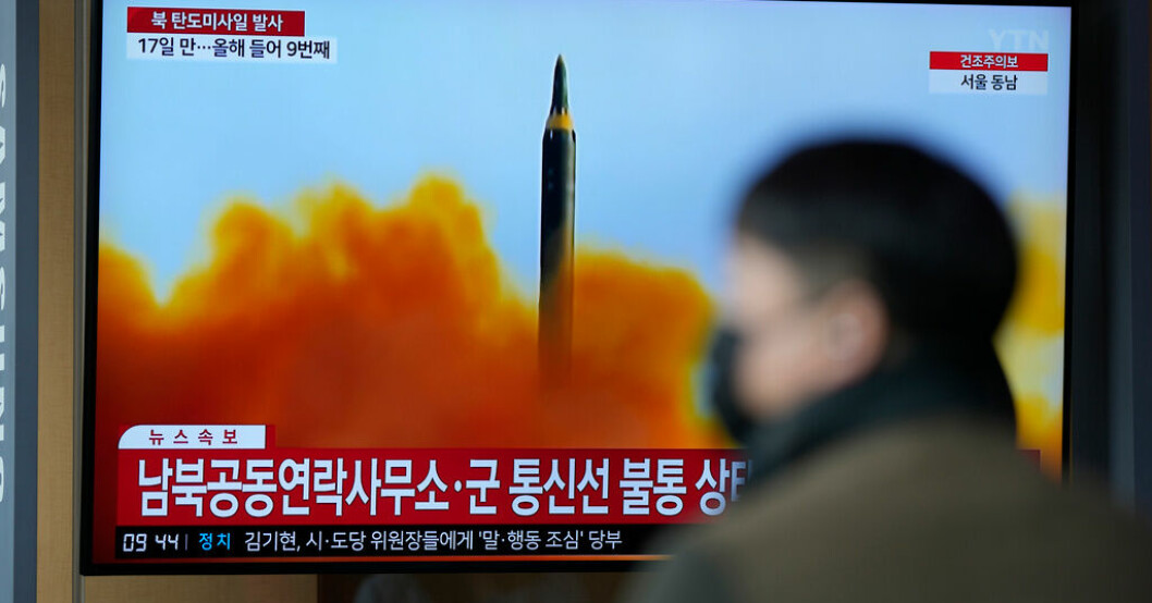 En tv-skärm i Sydkorea visar en bild på ett robottest som Nordkorea ska ha genomfört i mitten av april. Arkivbild. Militär gör sig redo för nordkoreansk robot