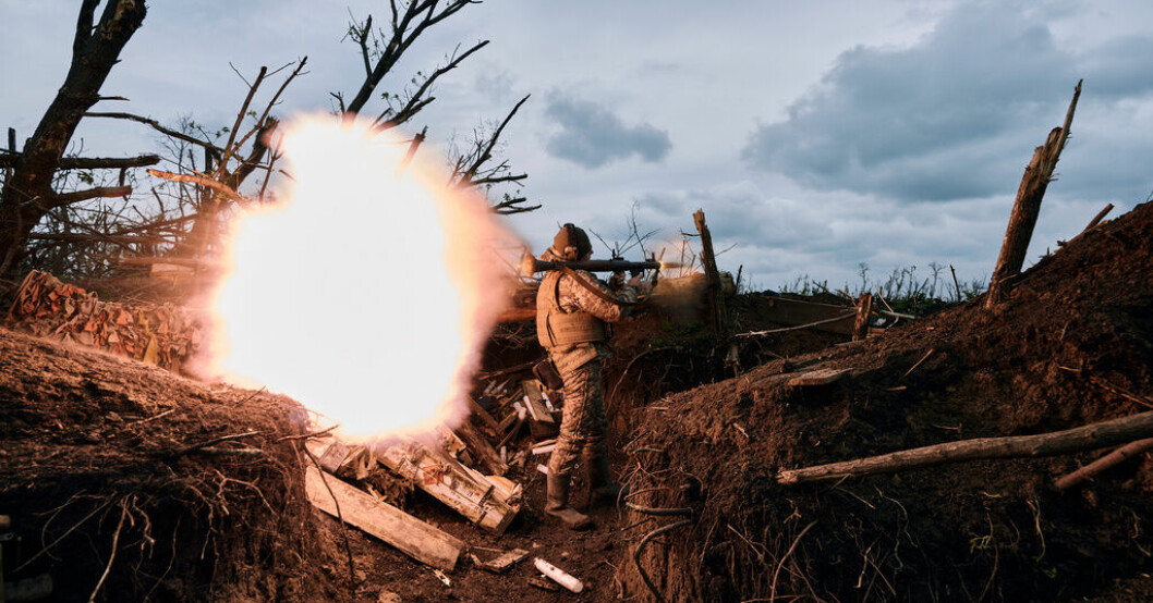 En ukrainsk soldat avfyrar ett raketgevär mot ryska positioner vid frontlinjen nära Avdijivka i Donetsk. Bild från den 28 april. Explosioner i Ukraina – över 30 skadade
