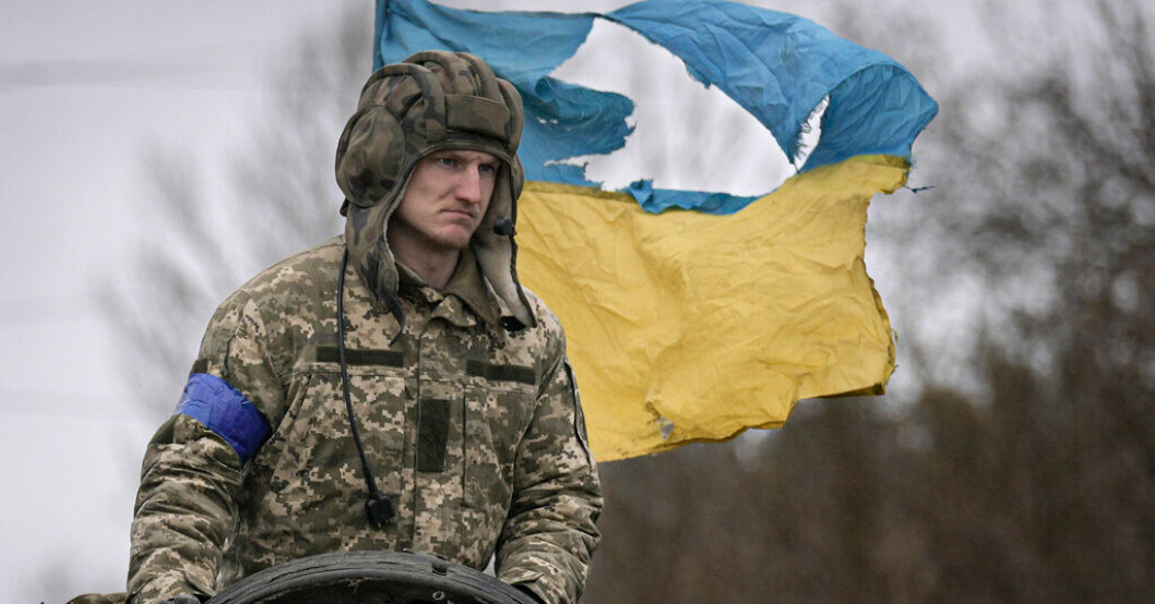En ukrainsk soldat med en hissad och förstörd flagga, i en stridsvagn utanför Kiev i april förra året. Arkivbild. Topphistorikern: Kriget var oundvikligt