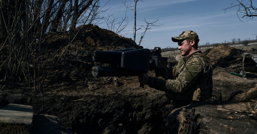 En ukrainsk soldat med ett antidrönarvapen i en skyttegrav i Bachmut. Ny försvarslinje i Bachmut – utifall att