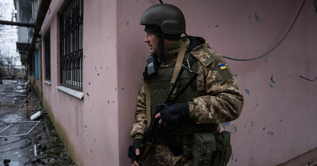 En ukrainsk soldat sonderar omgivningen under en patrullering i Vuhledar vid fronten. Bilden togs i lördags. Expert: Ukraina måste börja anfalla