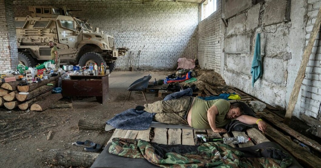 En ukrainsk soldat vilar efter ett nattpass i Donetsk i Ukraina. Stora förluster för båda sidor i Ukraina