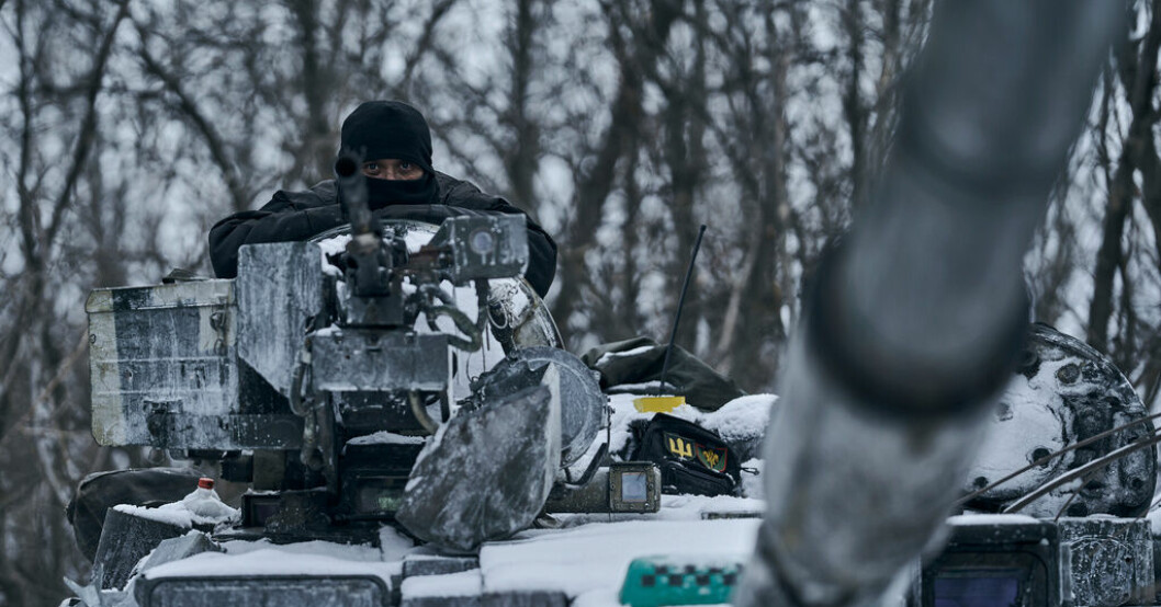 En ukrainsk stridsvagn vakar vid fronten i Bachmut i östra Ukraina. Intensiva strider nära staden Bachmut