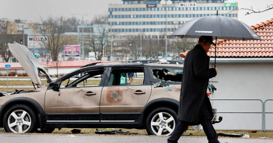 En utbränd civil polisbil efter upploppet i Skäggetorp i Linköping den 14 april förra året. Arkivbild. Fler döms efter upploppen i Linköping