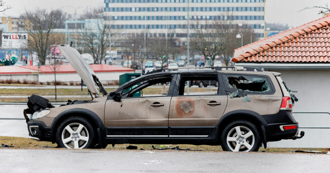 En utbränd civil polisbil efter vandaliseringar i samband med en demonstration i stadsdelen Skäggetorp i Linköping under påsken 2022. Arkivbild. Hovrätten sänker straff för påskupplopp