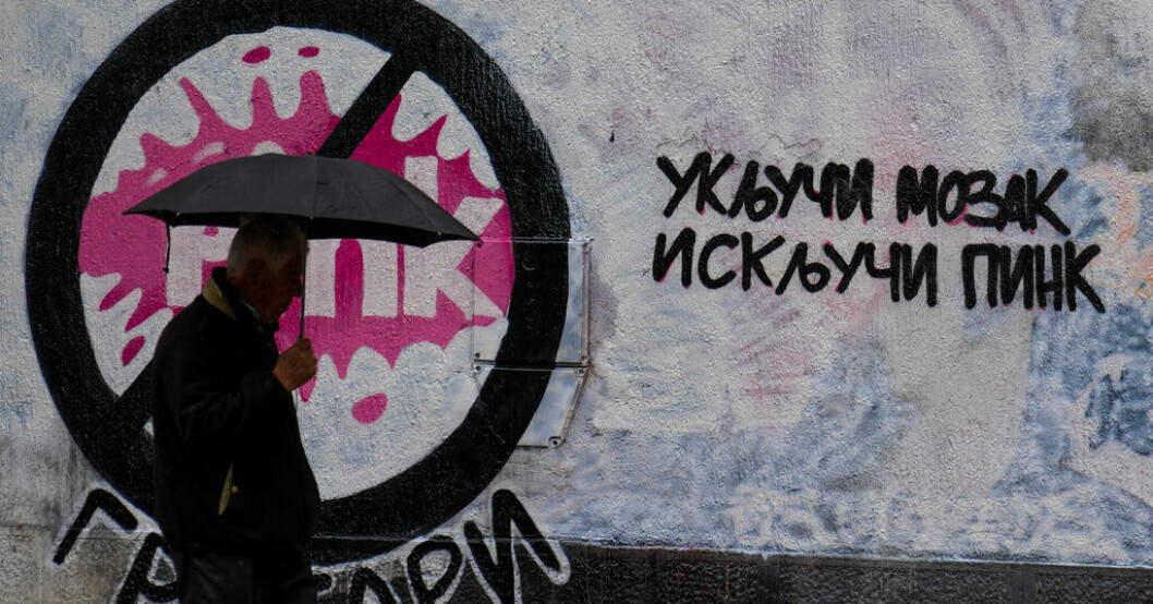 En väggmålning med texten "sätt på din hjärna, stäng av Pink", på en vägg i Serbiens huvudstad Belgrad. Pink är en tv-kanal som sänder både regeringspropaganda och våldsamma realityprogram. Kanalen kritiseras skarpt, framför allt efter de två masskjutningarna i början av maj. Krigsbrottslingar värvas till brutal reality-tv