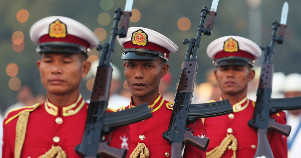 En vaktparad i Myanmars huvudstad Naypyitaw i samband med ett firande den 12 februari. Myanmars junta om kritiken: "Irrelevant"