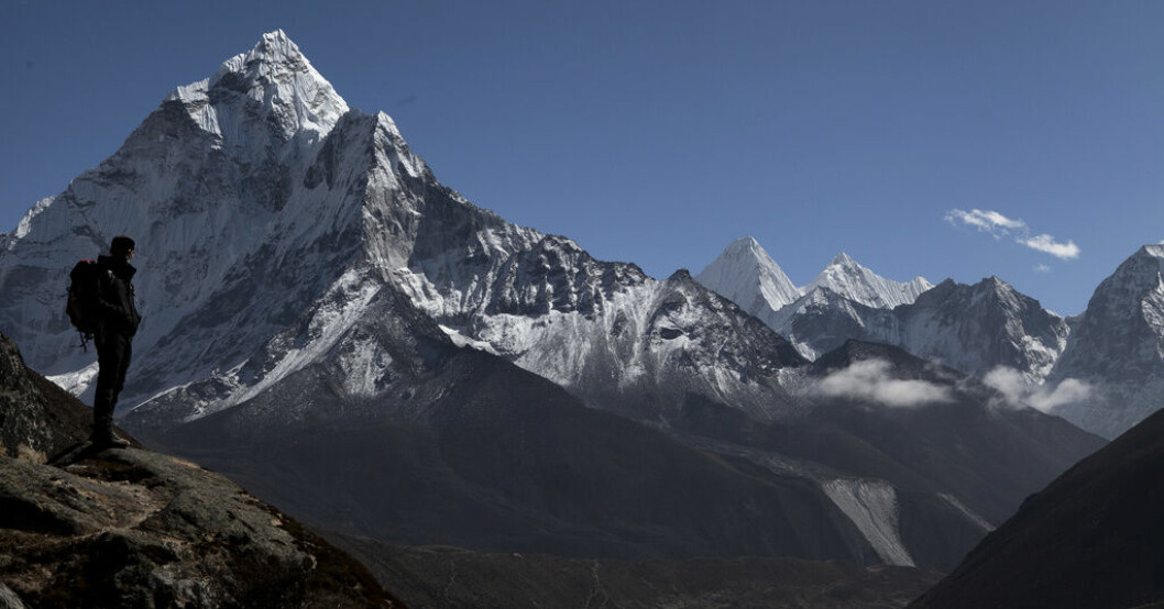En vandrare pausar på väg mot Mount Everests basläger i Nepal 2015. Arkivbild. Nepal stoppar ensamvandrare – för dyra i drift