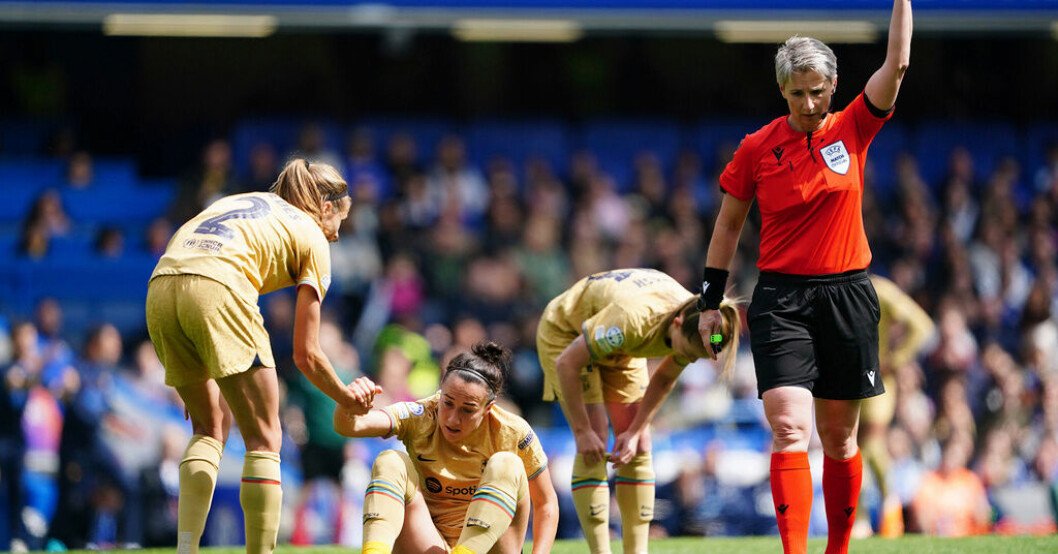 Englands och Barcelonas Lucy Bronze tvingades lämnade planen i den första Champions League-semifinalen mot Chelsea. Arkivbild. Engelsk VM-oro: Bronze opererad