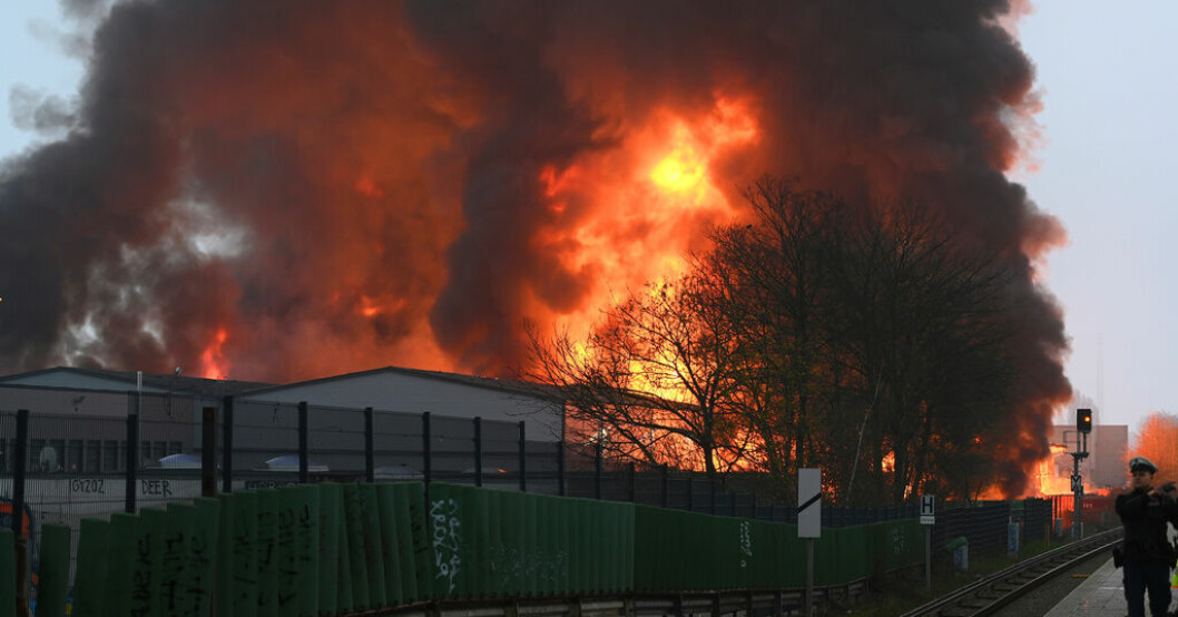 Enorma lågor slår upp från branden i Hamburg, Tyskland. Giftig rök från lagerlokalerna sprider sig över staden. Storbrand i Hamburg – "extremt farlig" rök