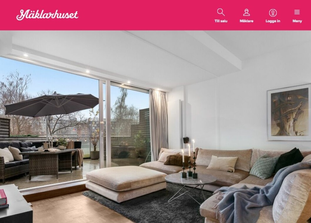 Från vardagsrummet kan man gå direkt ut till den stora terrassen. FOTO: DIAKRIT/Mäklarhuset.se Eric Saade och Nicole Falciani säljer lägenheten.