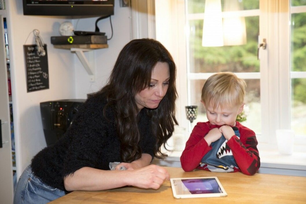 Erica hjälper Jamie med paddan som kom väl till pass när mamma bjöd in till hemma hos-reportage. Foto: Malin Bondeson Foto: Malin Bondeson