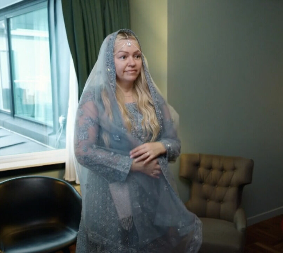 <span class=" italic" data-lab-italic_desktop="italic">Älskar, älskar inte-</span>Erica visar upp sin bröllopsklänning. Erica i Älskar, älskar inte visar upp sin bröllopsklänning