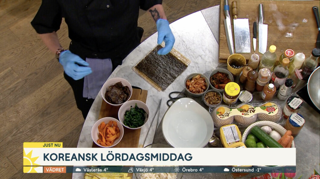 Erik lagar en koreansk lördagsmiddag i <span class=" italic" data-lab-italic_desktop="italic">Nyhetsmorgon</span>-studion som programledaren Jenny Strömstedt får möjlighet att smaka på. Erik lagar en koreansk lördagsmiddag i Nyhetsmorgon-studion som programledaren Jenny Strömstedt får möjlighet att smaka på.