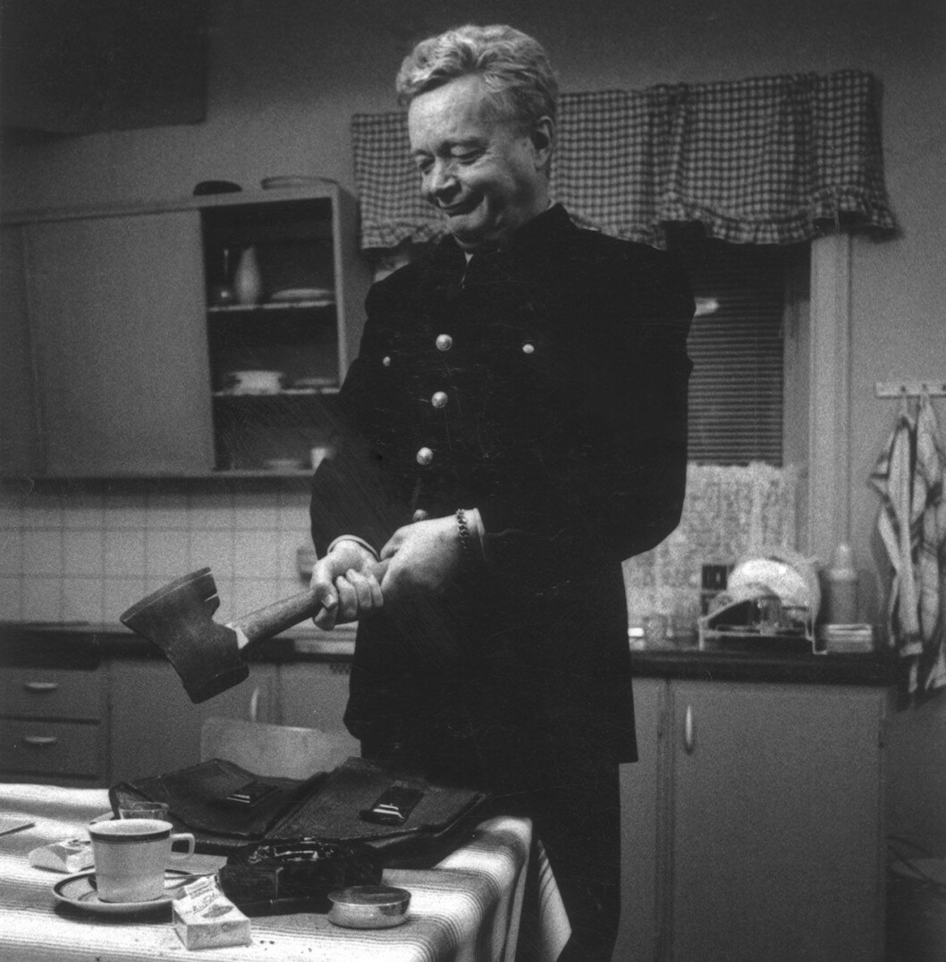 Ernst-Hugo som Tore Hedin, med yxan redo att hugga. <strong>Foto: Gunnar Magnusson, SVT/TT.</strong> Ernst-Hugo Järegård som Tore Hedin i Hurvamorden.