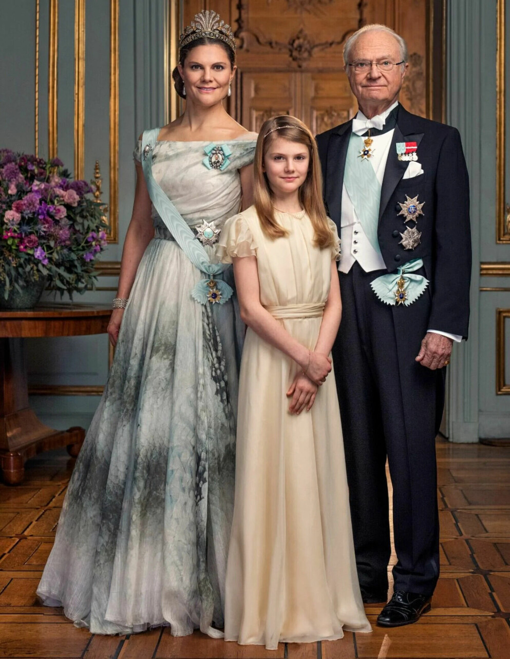 Prinsessan Estelle tillsammans med kronprinsessan Victoria och kung Carl XVI Gustaf Prinsessan Estelle tillsammans med kronprinsessan