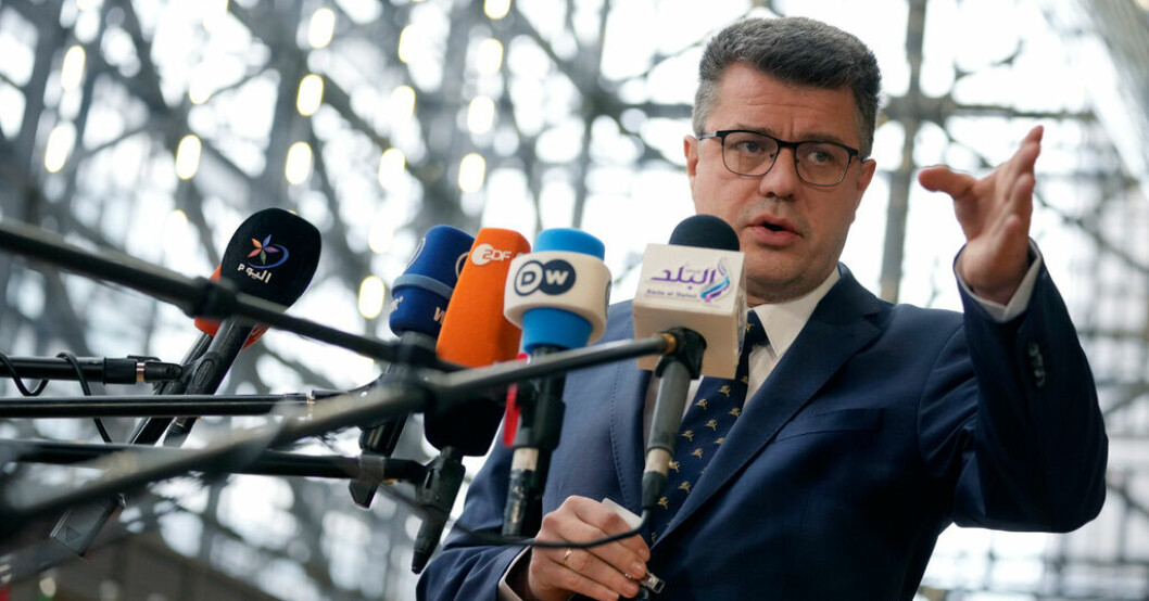 Estlands utrikesminister Urmas Reinsalu på väg in till måndagens EU-möte i Bryssel. EU kan köpa granater åt Ukraina