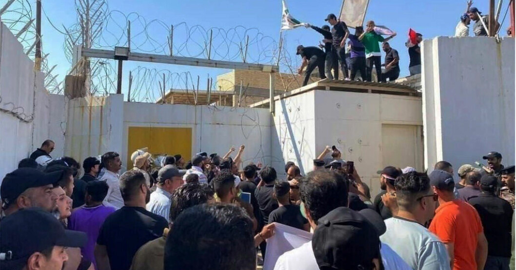 Ett antal demonstranter stormade Sveriges ambassad i Bagdad, Irak, i torsdags. UD: Står i nära kontakt med ambassaderna
