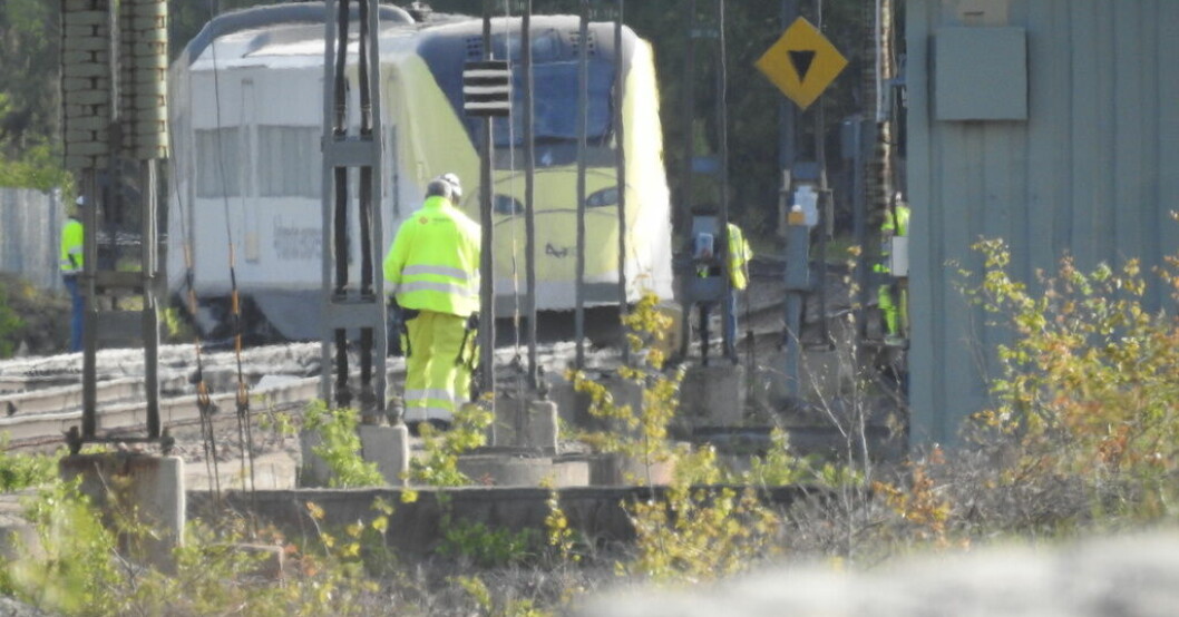 Ett Arlanda expresståg har spårat ur i närheten av Märsta. Stopp efter urspårning vid Arlanda – två skadade