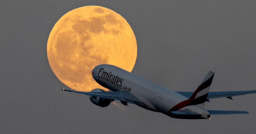 Ett flygplan tillhörandes Emirates lyfter från Frankfurts flygplats. Arkivbild. Rekordresultat för flygjätten