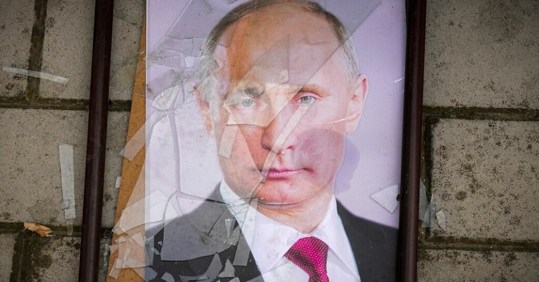 Ett förstört foto på Rysslands president Vladimir Putin på marken utanför ett fängelse i Cherson-regionen i Ukraina. Arkivfoto. "Putin måste straffas"
