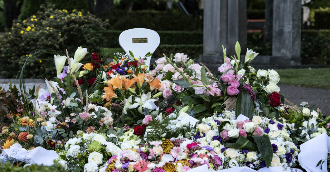 Ett hav av blommor täcker Karolin Hakims grav på S:t Pauli norra kyrkogård i centrala Malmö. 31-åringen sköts ihjäl på öppen gata i Malmö i augusti 2019 med sitt nyfödda barn i famnen. Arkivbild. Mördade av misstag: Mammor, pappor och barn