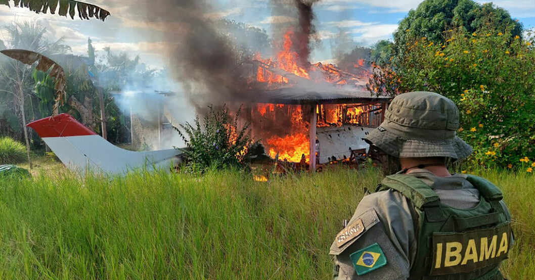 Ett hus och ett flygplan eldas upp för att inte kunna användas i den illegala gruvbranschen i yanomamiområdet i norra Brasilien. Bild från tidigare i veckan. Lulas djungelkrig: Arméoffensiv mot guldgrävare