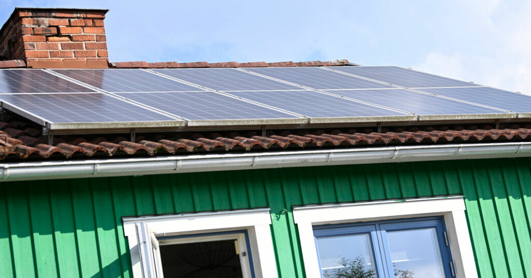 Ett hustak med solceller. Arkivbild. Rekordkvartal för solceller i Sverige