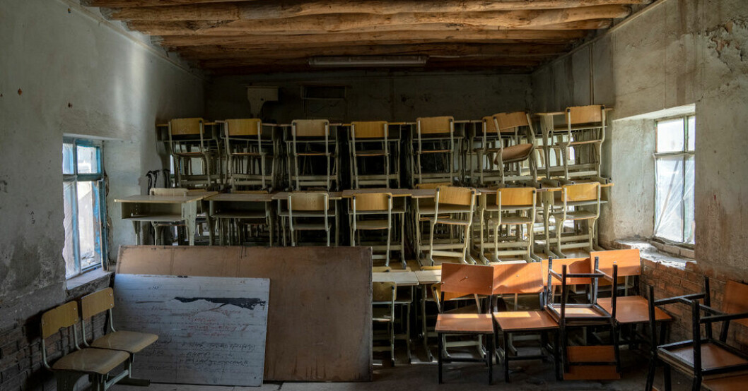 Ett klassrum för kvinnor i Kabul, numera öde. Arkivbild. Skolan öppnar igen – men inte för flickorna
