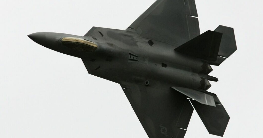 Ett mystiskt föremål sköts ned av ett amerikanskt F-22-plan över kanadensiska Yukon. Bilden är tagen i ett annat sammanhang, men visar ett sådant plan. Arkivbild. Toppolitiker i USA: Föremålen troligen ballonger