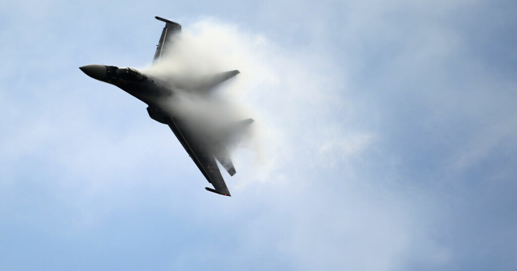 Ett plan av typen Suchoj Su-35 demonstreras vid en uppvisning. Arkivbild. Ryskt flyg kom farligt nära polskt plan