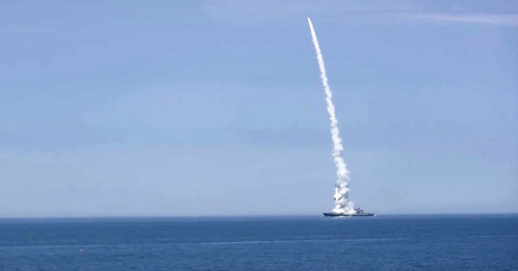 Ett ryskt krigsfartyg avfyrar en kryssningsrobot mot Ukraina i oktober 2022. Brittiska kryssningsrobotar till Ukraina