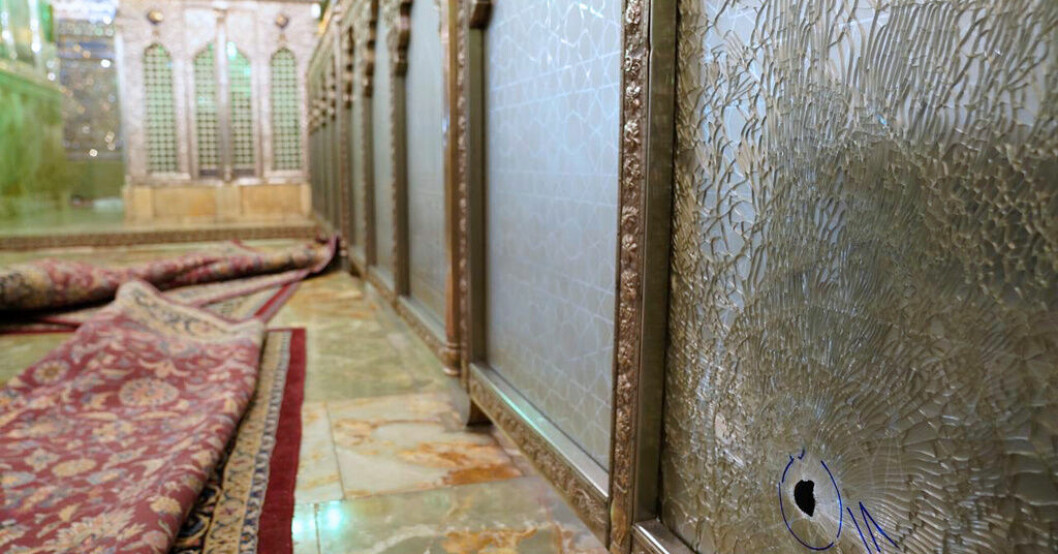 Ett skotthål syns i en glasvägg i Shah Cheragh, ett mausoleum i Shiraz, efter attacken som krävde 13 människoliv. Arkivbild. Två män avrättade i Iran efter Shirazdåd